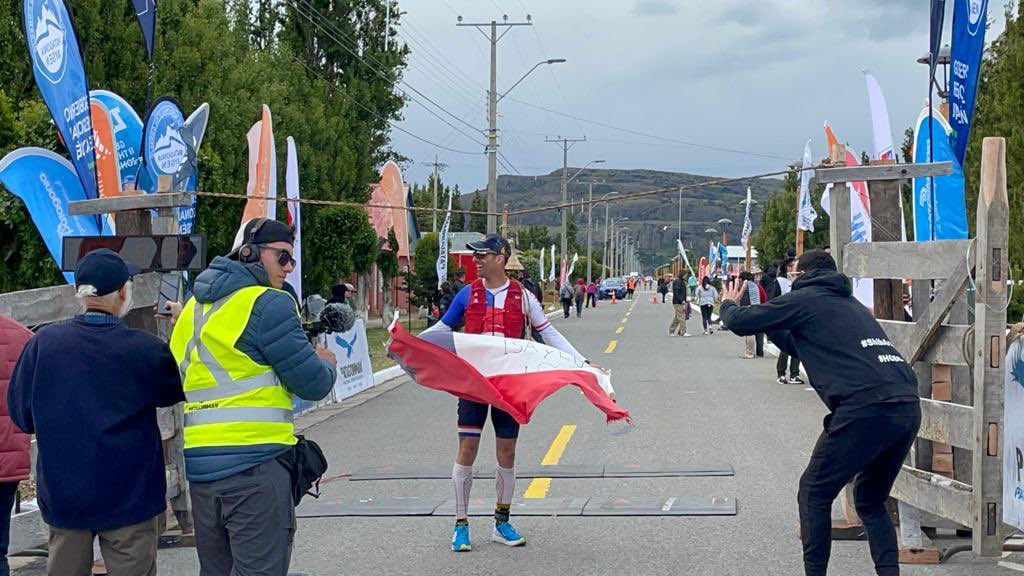 Ejercito_Chile's tweet photo. Hoy felicitamos al Teniente Coronel Alexander Vermehren por su destacada participación en la Triatlón más extrema del mundo llamada, “El Patagonman Xtrail”, circuito de más de 220 kilómetros. #triatlón #circuito #competencia #ejército #deportemilitar https://t.co/bQSRZNoB0X