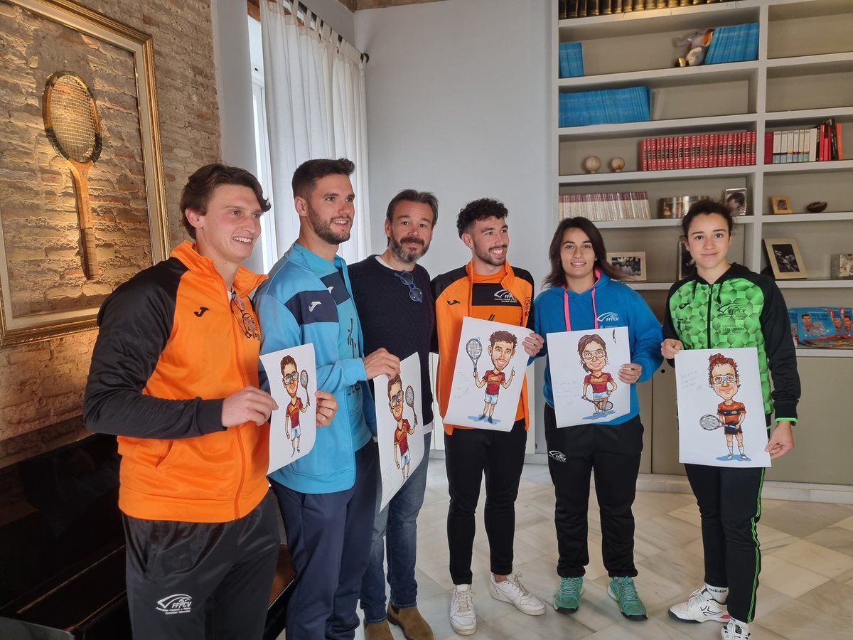 Ya queda poco para tener los #comicsdefrontenis

Hoy con <a href="/SachaAthlete/">Sacha Kruithof Perelló</a> <a href="/Vitiki96/">Victor M. Molina</a> <a href="/JoanPascualAX/">Joan Pascual</a> <a href="/LidiaSimon27/">Lidia Simón</a> <a href="/LeireBarona/">Leire Barona</a> grabando el vídeo promocional.

Trabajando con <a href="/Afric_Sports/">Befant Sports</a> 🚀