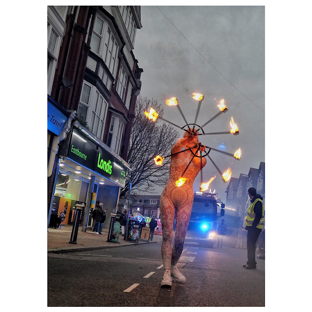 rekoobb's tweet photo. A twirling flame artist followed by a fire fire wagon. Don’t ask, I didn’t! #holymoly #lookslikefun #photographer https://t.co/TrnvlPMK2U