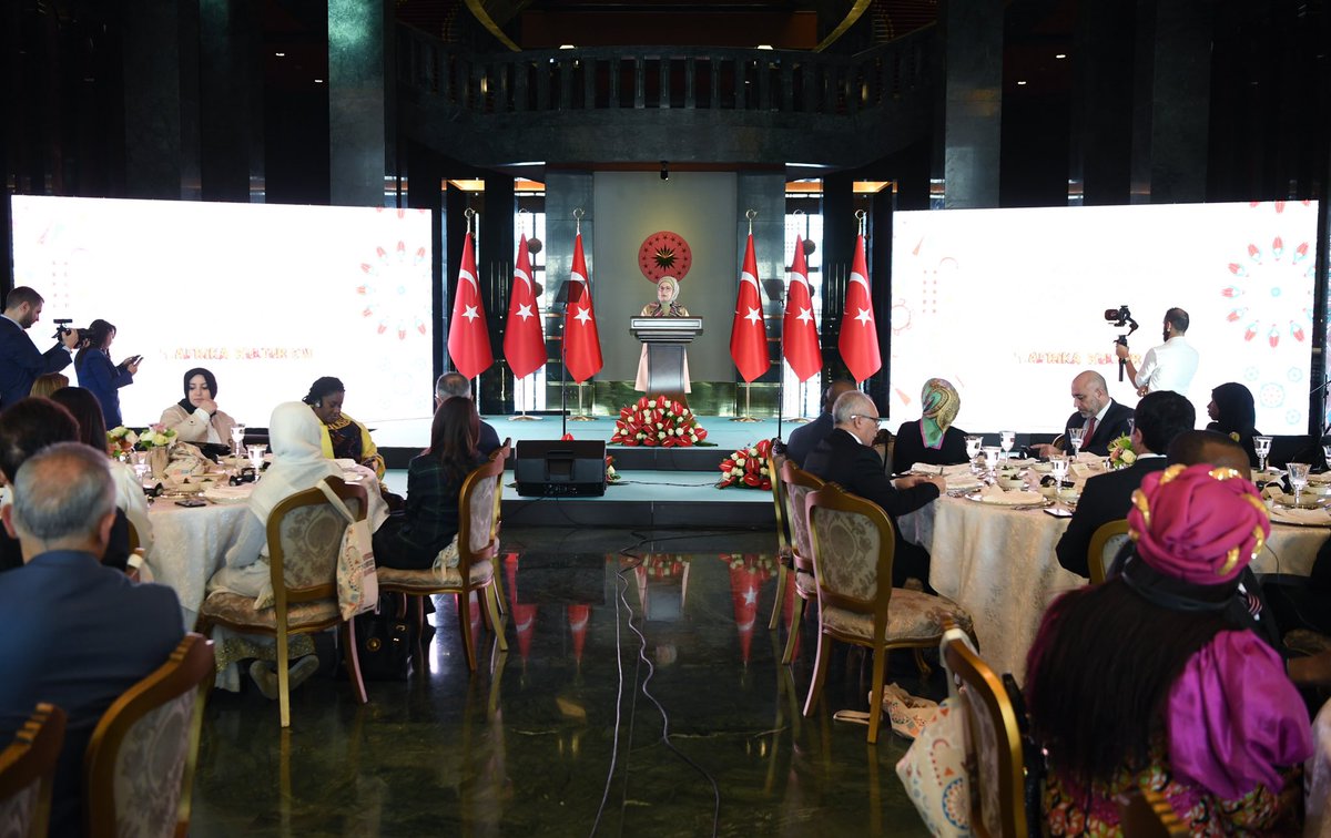 EmineErdogan's tweet photo. Afrika ile kökü asırlar öncesine uzanan kadim bir gönül bağımız var. Dostluk ve kardeşlik çatısı altında kenetlenmiş iki ülkeyiz. 
Afrika ülkelerinin değerli büyükelçileri ile eşlerini ve ülkemizde eğitim alan Afrikalı öğrencileri ağırlamaktan büyük mutluluk duydum. https://t.co/tFCmwQ4brt