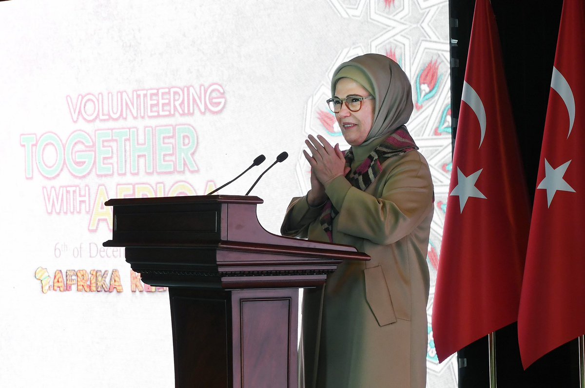 EmineErdogan's tweet photo. Afrika ile kökü asırlar öncesine uzanan kadim bir gönül bağımız var. Dostluk ve kardeşlik çatısı altında kenetlenmiş iki ülkeyiz. 
Afrika ülkelerinin değerli büyükelçileri ile eşlerini ve ülkemizde eğitim alan Afrikalı öğrencileri ağırlamaktan büyük mutluluk duydum. https://t.co/tFCmwQ4brt