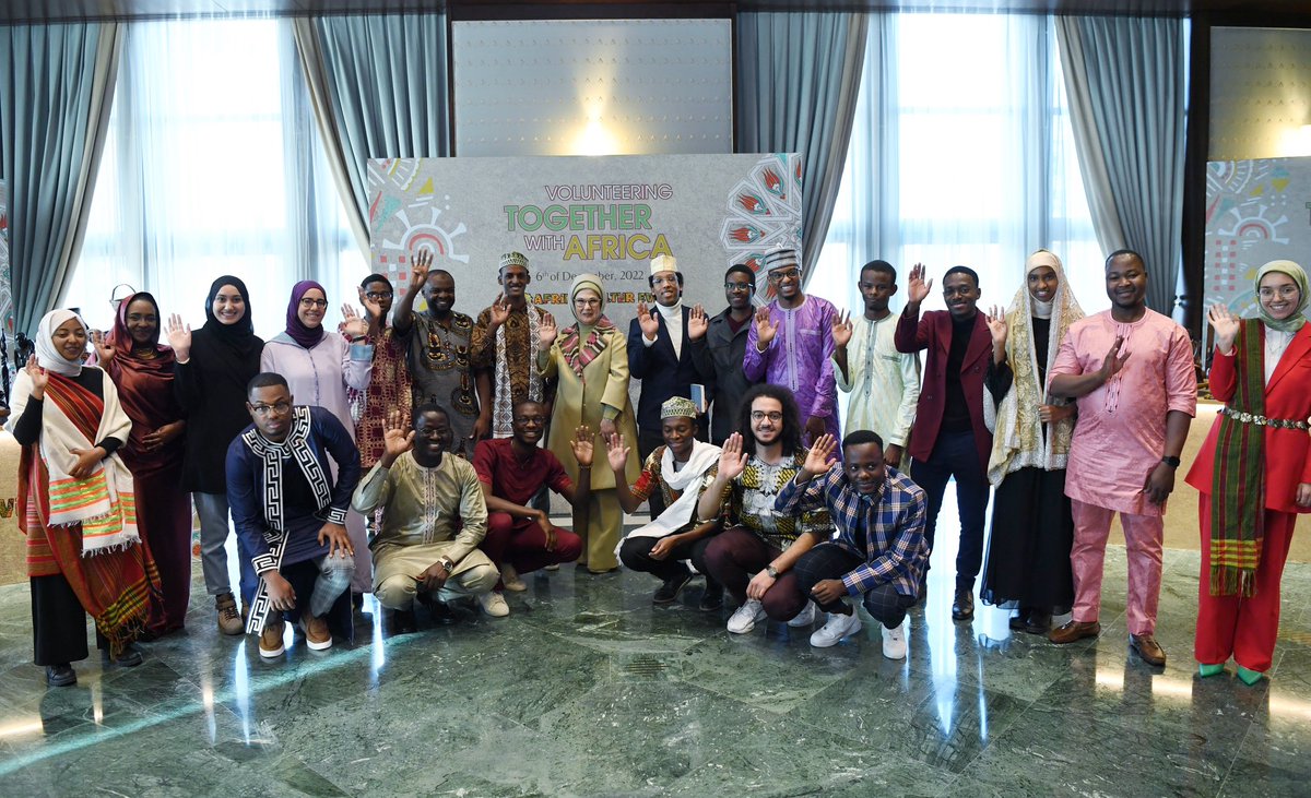 EmineErdogan's tweet photo. Afrika ile kökü asırlar öncesine uzanan kadim bir gönül bağımız var. Dostluk ve kardeşlik çatısı altında kenetlenmiş iki ülkeyiz. 
Afrika ülkelerinin değerli büyükelçileri ile eşlerini ve ülkemizde eğitim alan Afrikalı öğrencileri ağırlamaktan büyük mutluluk duydum. https://t.co/tFCmwQ4brt