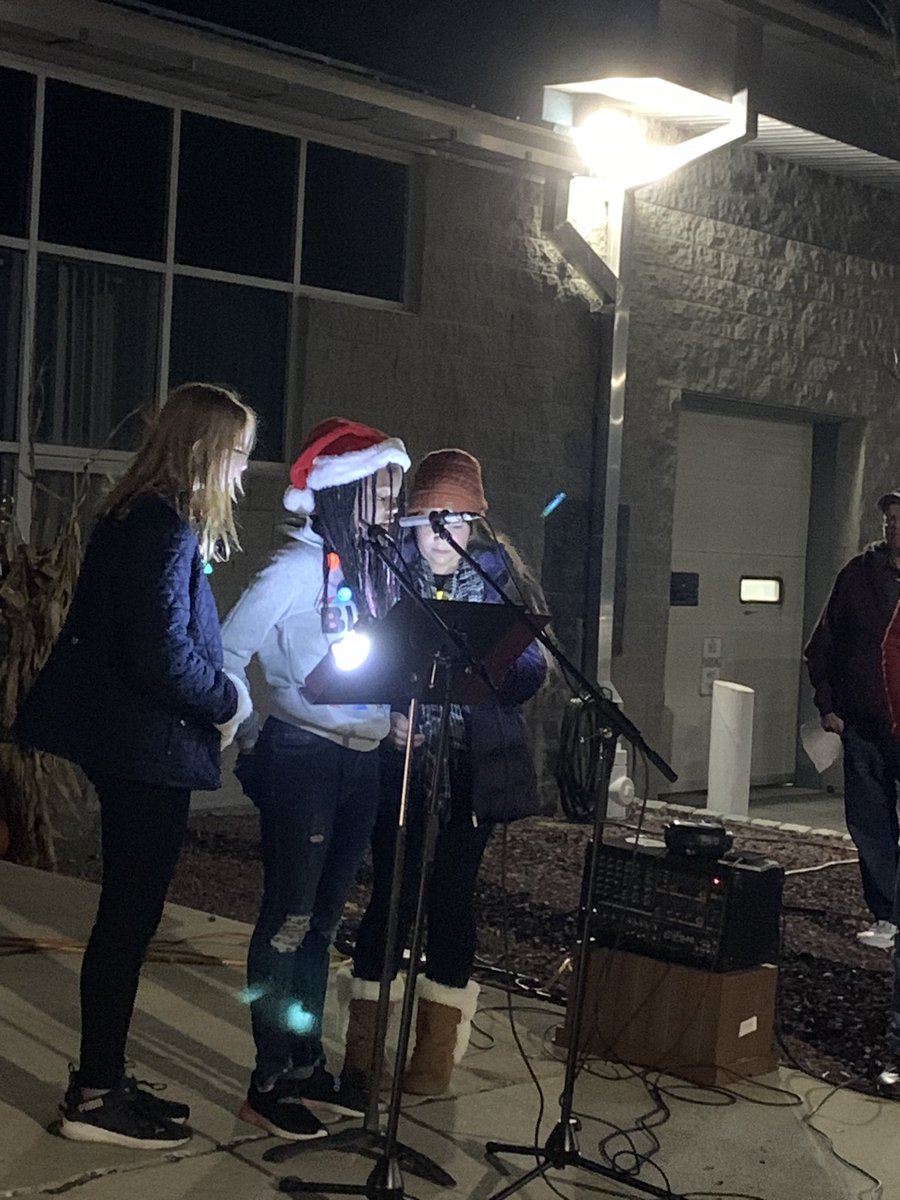 TeachJenFischer's tweet photo. Thank you to the student council for a great job at the tree lighting ceremony! So nice to see our school and community working together! #FTSFireballs https://t.co/NvcaDuFSad