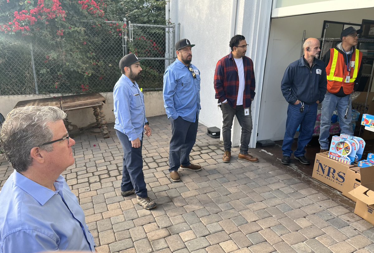 Thank you Councilman Elect <a href="/McOsker4LA/">Tim McOsker</a> for joining the .<a href="/socalgas/">SoCalGas</a> San Pedro Base team in dropping off hundreds of toys they collected for the <a href="/TobermanCenter/">Toberman Center</a> Over 200 families will receive toys and gift cards this holiday season🙏🏾 #SCGGives #HolidaysWithSCG