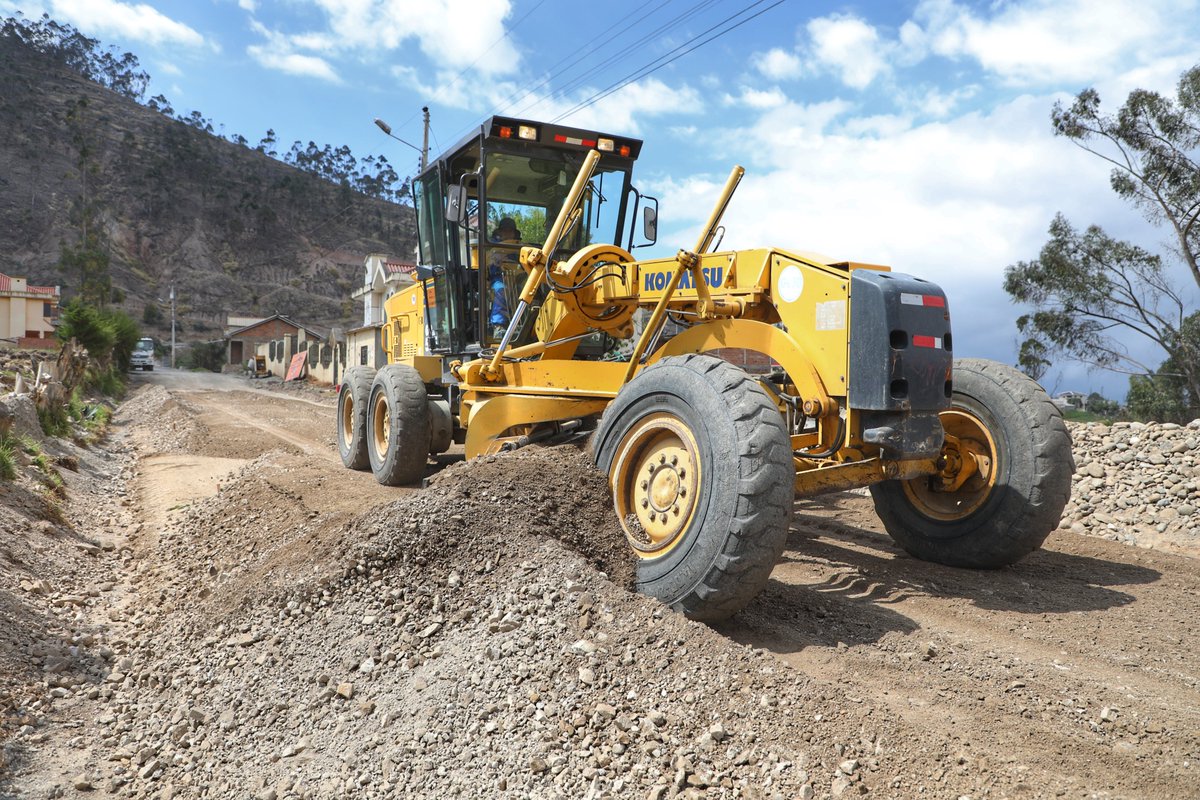 ¡Más asfalto en la ruralidad! 🚜🚧

Con un avance del 60%, asfaltamos la vía hacia Yurak Kasha, en una extensión de 1.800 metros y una inversión de 786,423 dólares. 

Beneficiamos a comunidades de la Tucayta (Cañar). 

#JuntosSomosFuerza