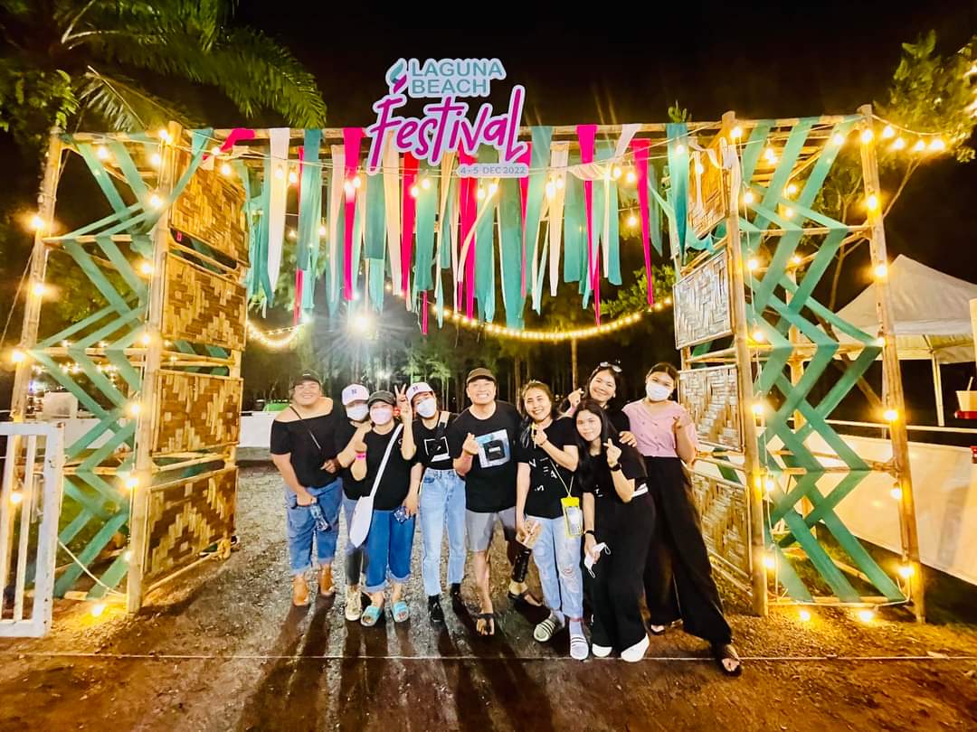 zaifaingam's tweet photo. ขอบคุณทางลากูน่า ขอบคุณพี่ณรงค์แห่งหลาดปล่อยของ เป็นกันเองสุดๆ เดินเข้ามาทักทายชาวคณะและถ่ายคลิปน่ารักๆไว้ให้ด้วย (ขออนุญาตคลิปนะคะ) 
สุดท้ายขอบคุณนนท์มากๆ มันส์สุดติ่งไปเล้ย 🫶🥹💙 
05-12-22 • Laguna Phuket 
#LagunaBeachFestivalxNONT 
#NONTTANONT #นนท์ธนนท์
#nontfam #นนท์แฟม https://t.co/iE5OxHhbcq