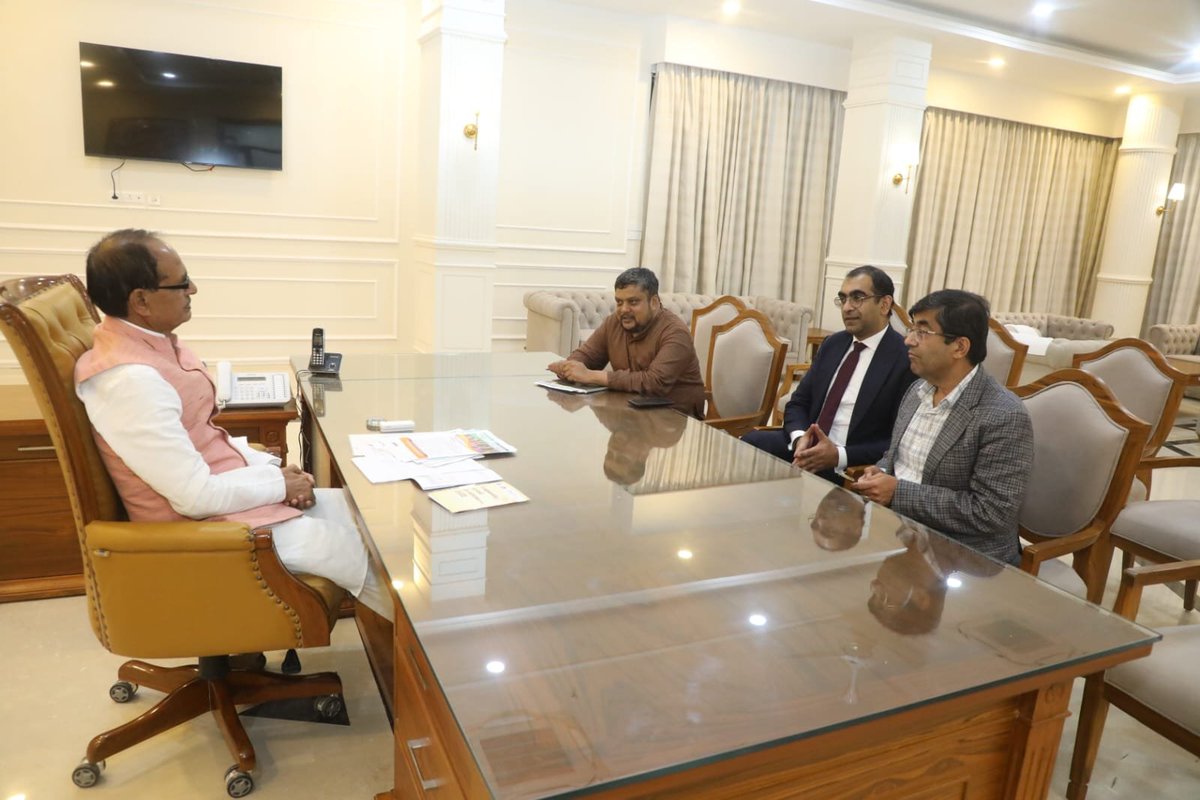 मुख्यमंत्री श्री <a href="/ChouhanShivraj/">Shivraj Singh Chouhan</a> से आज शाम निवास कार्यालय 'समत्व भवन' में क्षमता निर्माण आयोग (कैपेसिटी बिल्डिंग कमीशन) के सदस्य-प्रशासन श्री <a href="/PrvnPardeshi/">Praveen singh Pardeshi</a>, <a href="/TRIFoundation/">Transforming Rural India Foundation</a> के श्री अनीश कुमार एवं <a href="/DefeatNCD/">The Defeat-NCD Partnership</a> के सीईओ श्री <a href="/Mukul_Bhola/">Mukul Bhola</a> ने सौजन्य भेंट की।