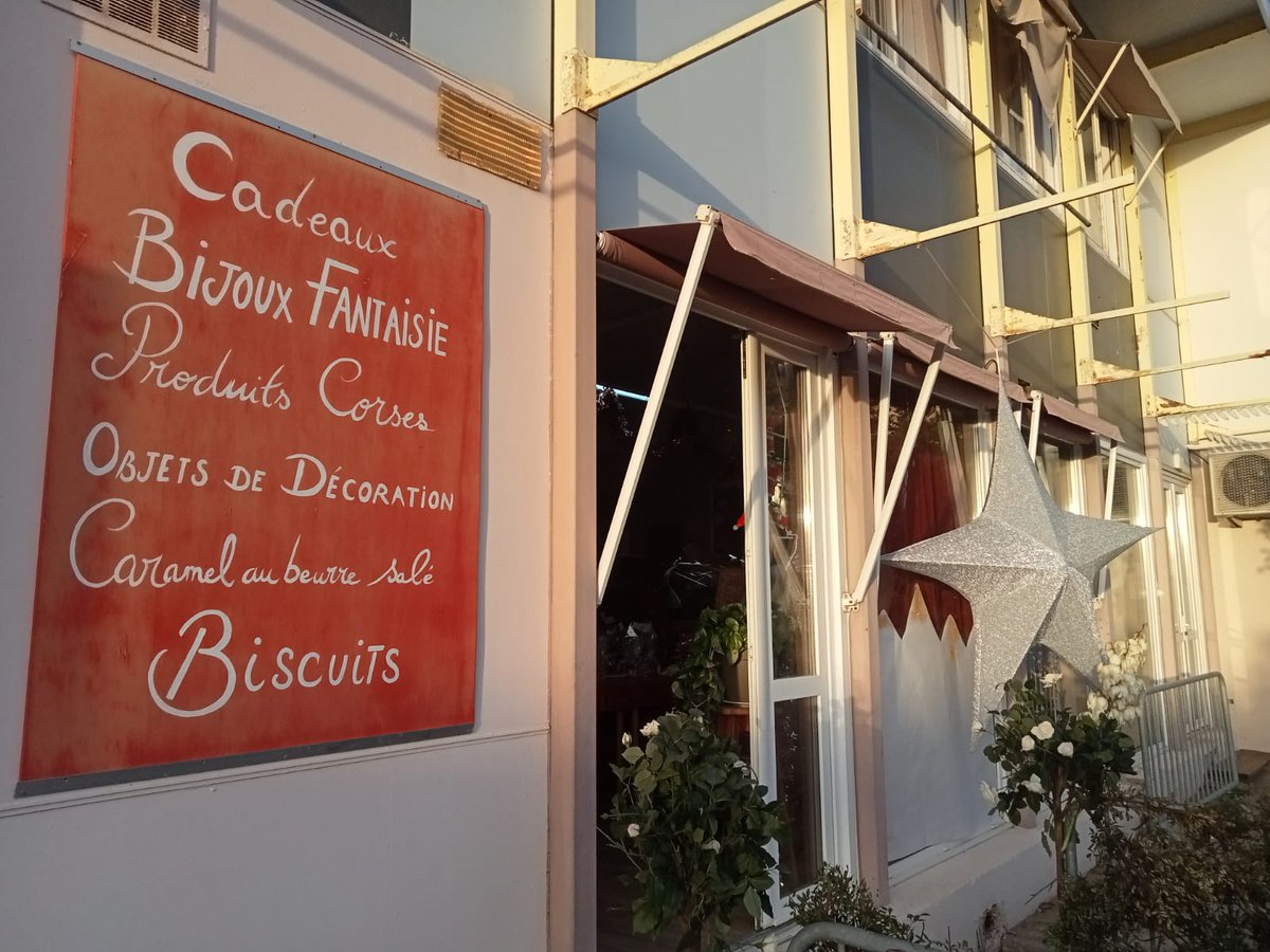accorse's tweet photo. #SemaineDesLycéesPro | En présence du recteur, les élèves de 1ere &amp; Terminale section vente de l'EREA ont inauguré cet après-midi leur boutique pédagogique 'B Ind'è Noi' et proposé un défilé de mode. Leurs actus sont à suivre sur leur compte Facebook &amp;Instagram. Félicitations!👏🏼 https://t.co/Kv8ENkXl0H