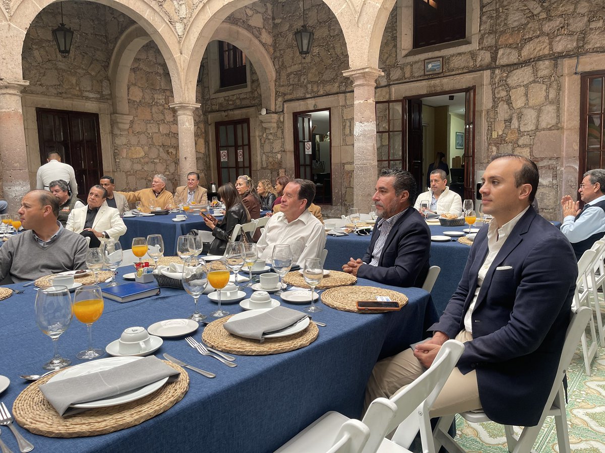 JavierCedenoS's tweet photo. Sostuvimos la segunda asamblea general extraordinaria de la @CANACO_MORELIA donde dimos revisión a temas importantes para el crecimiento de la economía en nuestra ciudad. https://t.co/cLDjq4fYEv
