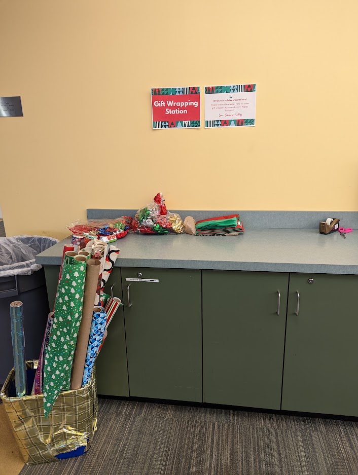 macphaidin_lib's tweet image. Get your gift-wrapping done before the semester ends!  Visit our gift-wrapping station on the 1st floor, adjacent to the printer room.  Free to use by any member of the Stonehill community.

#MacphaidinLibrary #StonehillLibrary #GiftWrapping #MerryChristmas #HappyHanukkah