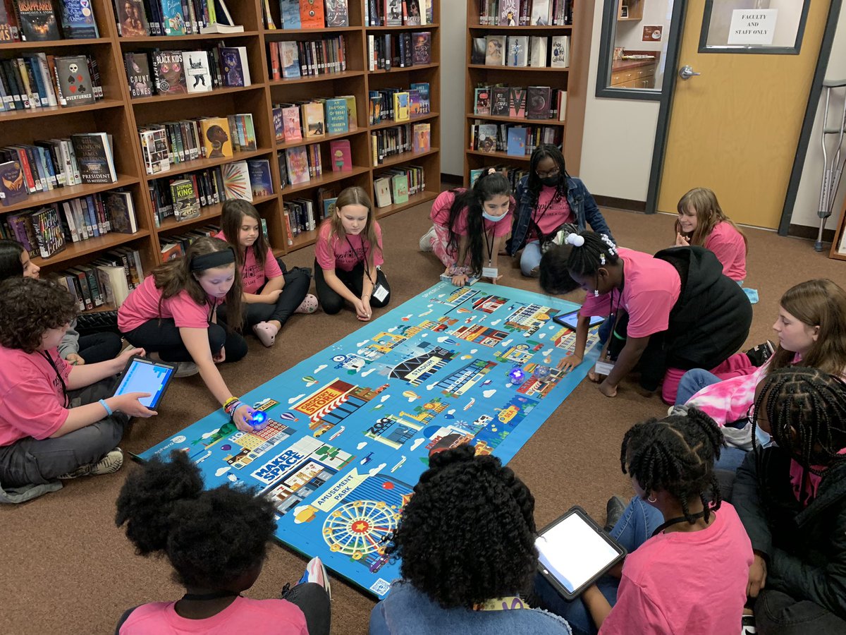 DowdyOHES_MC's tweet photo. Sphero City… Love it! #InspiHER @OHES_Covington @tutuedtech @NewtonCoSchools @Jchilds05 https://t.co/0YttW6LW66