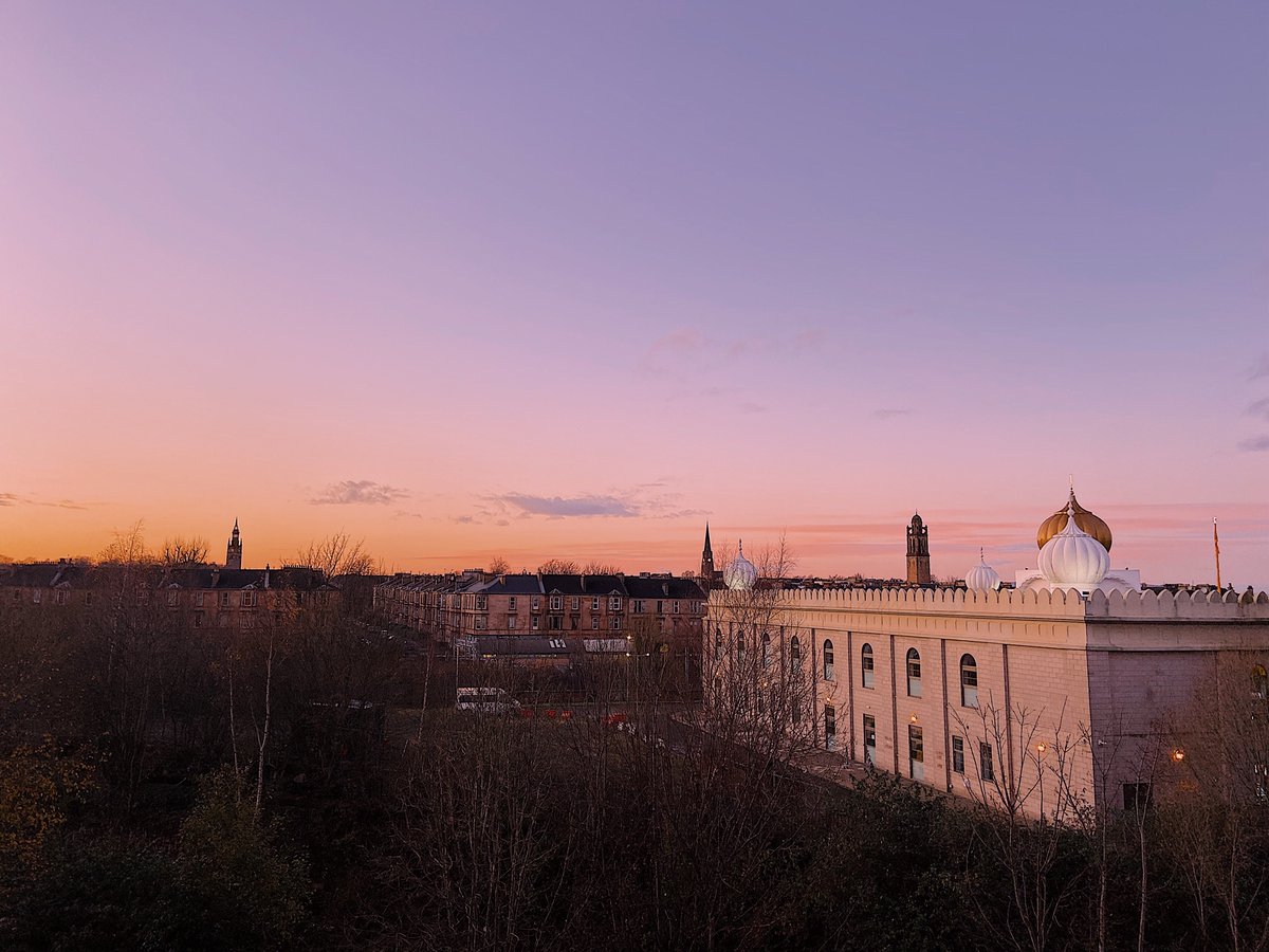 tonight’s view over <a href="/GlasgowGurdwara/">Glasgow Gurdwara</a> #pollokshields 💜💛