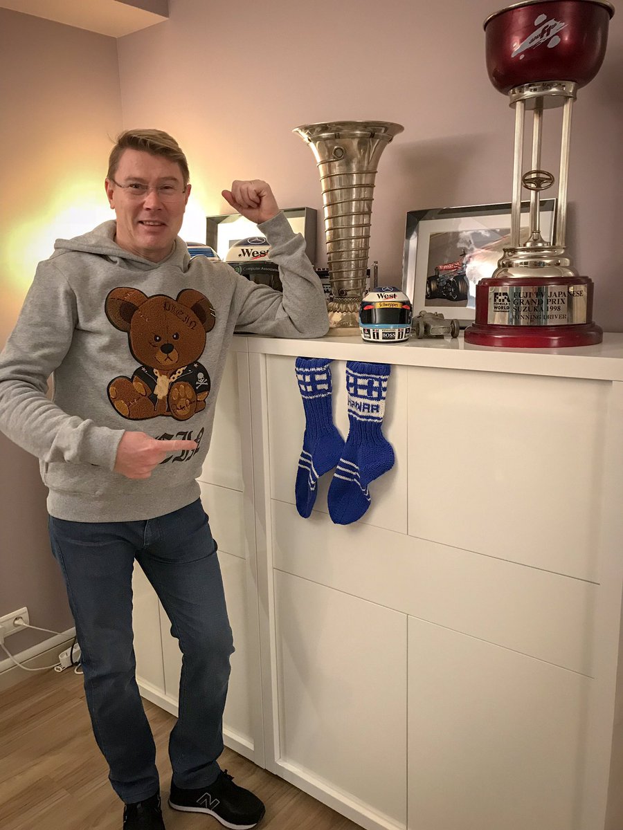 F1MikaHakkinen's tweet photo. Hyvää itsenäisyyspäivää ja pysytelkää lämpiminä. Kiitos hanaa sukista 🇫🇮👊 https://t.co/mg854Aif6E