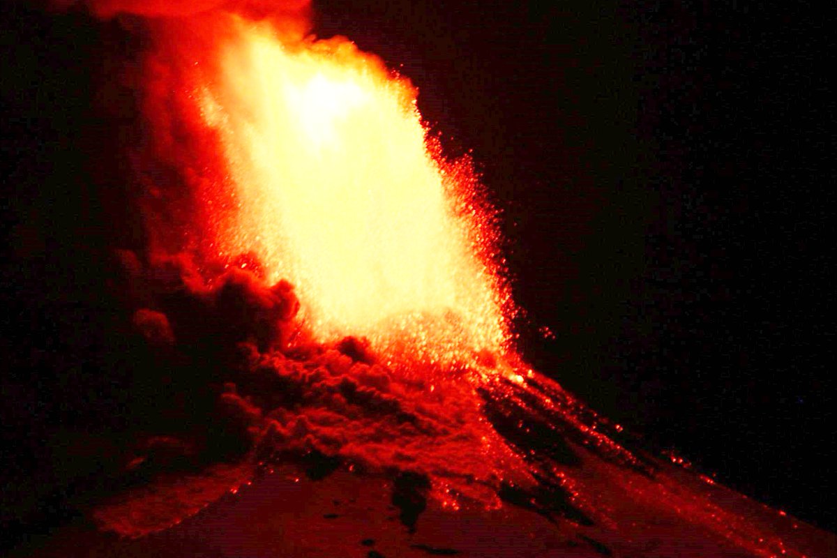 Nuestro trabajo de las condiciones que antecedieron la erupción del #Villarrica en 2015 fue publicado hoy @SpringerGeo #BullVolcanol. Se estudian de forma novedosa (en el Villarrica) a partir de las rocas incandescentes (piroclastos). link.springer.com/article/10.100… 📷Anselmo Durán