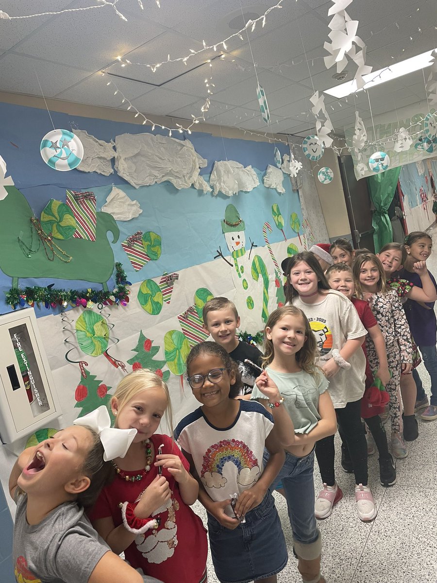 MsClarkeTx's tweet photo. Thank you @THS_Tigers for letting us walk your holiday halls! Your hallway decorations were amazing!! Merry Christmas and Happy Holidays! https://t.co/Gd9f6cW6Jk