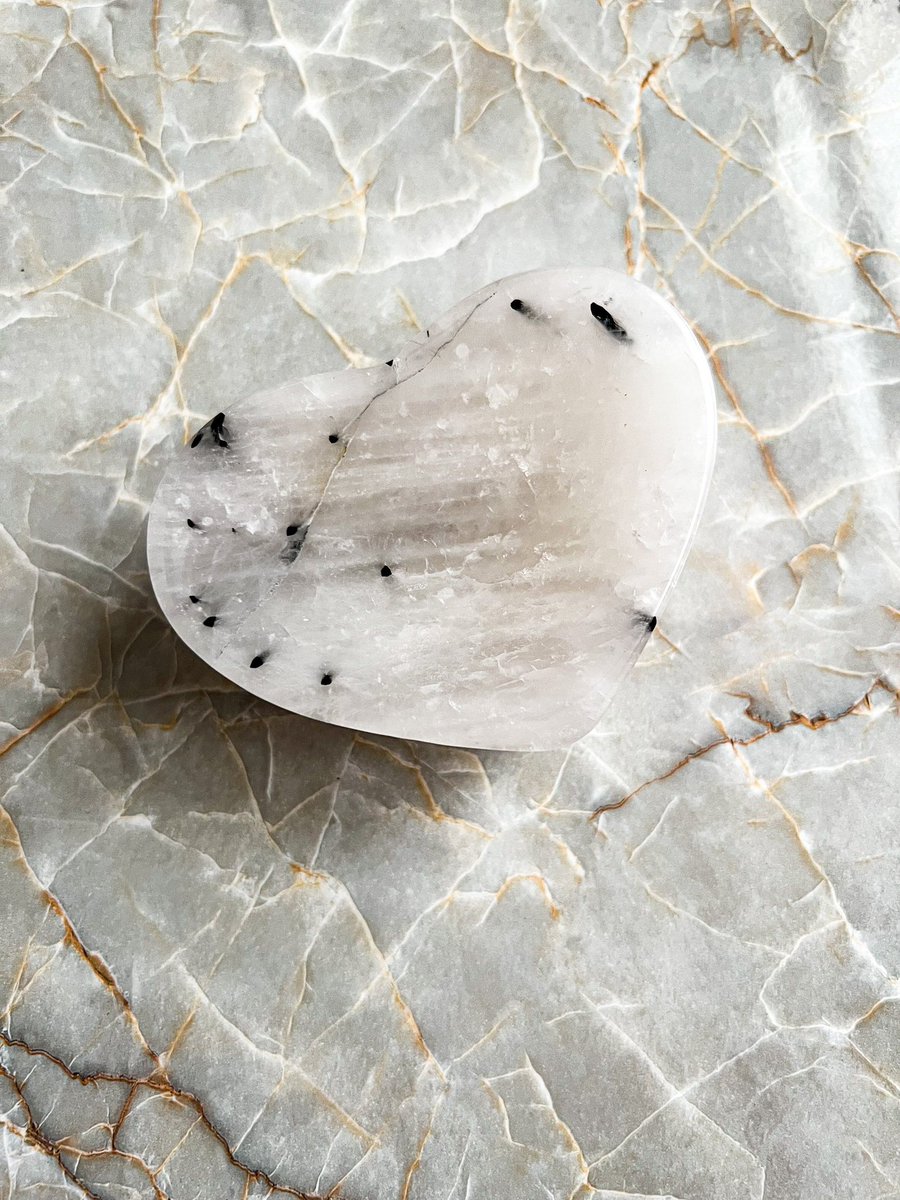 sailorstarstore's tweet photo. Tourmaline provides protection against negative energies and thought patterns 🖤 https://t.co/GBGJGNF0cz