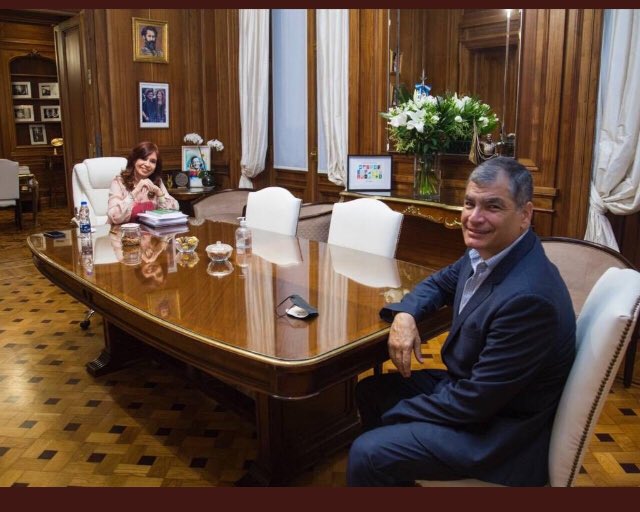 El uno prófugo por corrupción sentenciado a 8 años de prisión en Ecuador la otra a 6 años por lo mismo en Argentina. Así luchan los "socialistas" por sus pueblos. Al final son atrapados 
#RedDeTuiterosDemocraticos