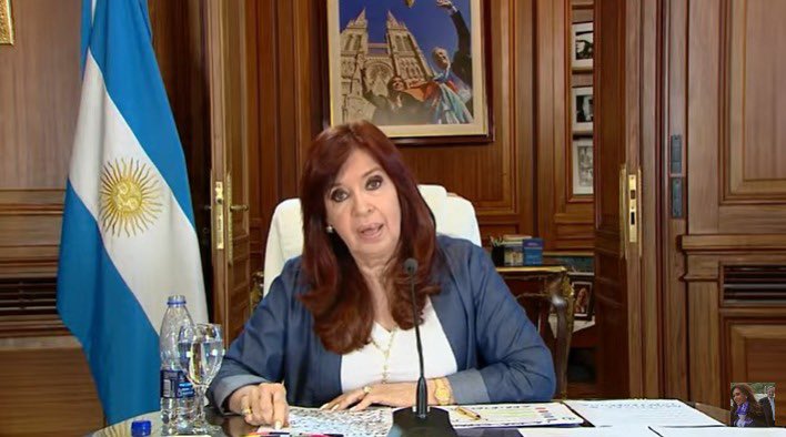 puellaok's tweet photo. "Dicen que no pueden pagar impuesto a las Ganancias porque afecta su independencia. Pero subirte al avión de Clarín, garpado con Clarín yendo a Lago Escondido de un ciudadano británico que viola nuestras leyes, eso no afecta la independencia"
#TodosConCristina https://t.co/UWbV7zxCN4