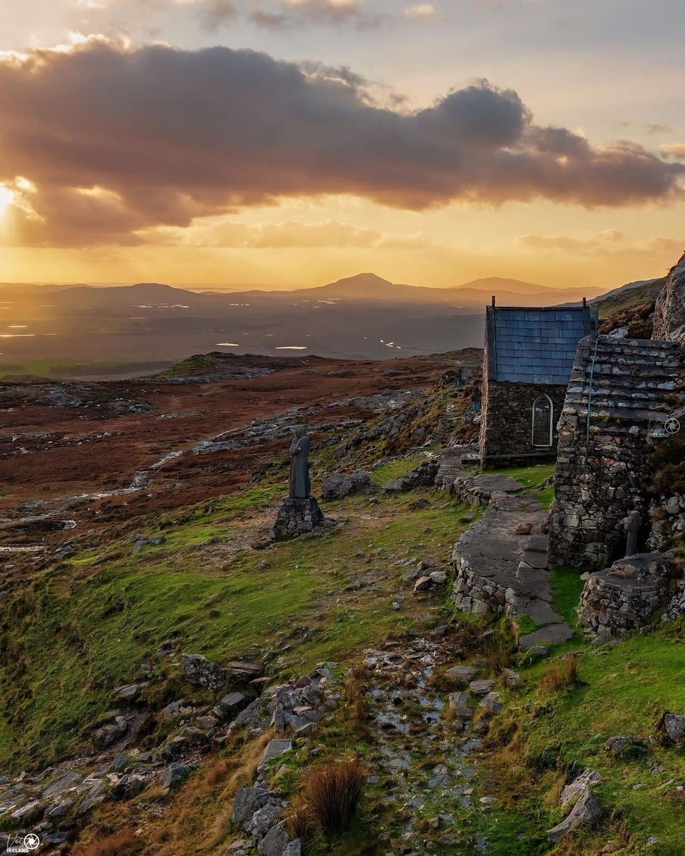Only accessible by foot, the beautiful & remote pilgrimage site of Mám Éan nestled in the Maumturks Mountains! ⛰️💯😍

📸 Anderson Sonego Photography
📍 Máméan, Connemara

#Máméan #Maumeen #PilgrimageSite #StPatrick #Maumturks #Adventure #Connemara #Galway #Ireland #VisitGalway