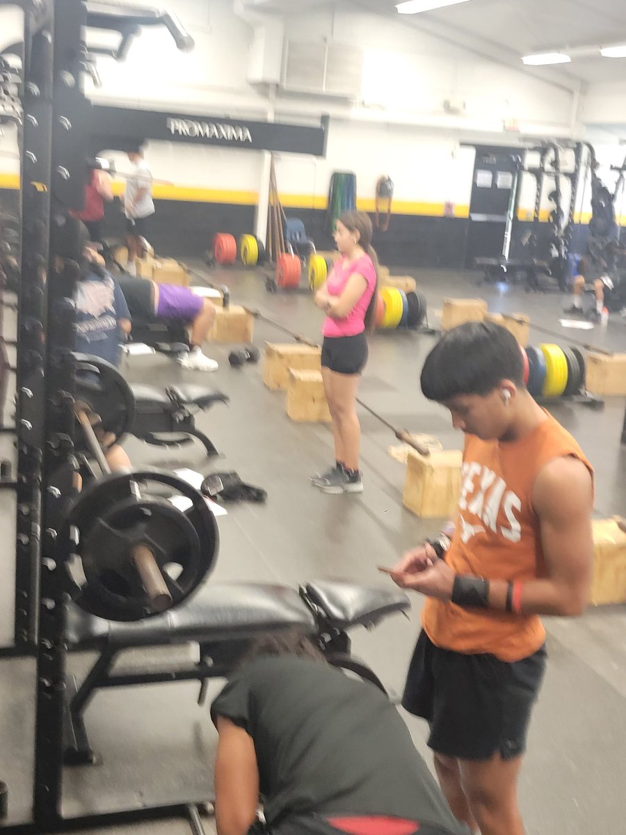 SwhsTigerPL's tweet photo. Must not be leg day, had 6 newbies shown on Bench day. Enough boys for 2 teams and almost 11 girls for a team. #SWStrong https://t.co/5XLMeJVxf5