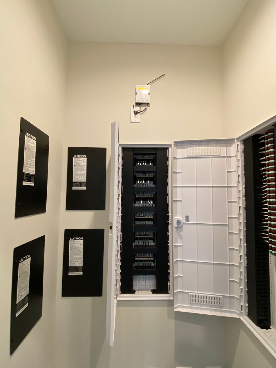 Premium_Control's tweet image. When you see a Hollywood actor dangling 2,000 feet above a skyscraper, you don't see the wires but it's there. Here's what you don't see in a "wireless" home. bit.ly/3ujyylr #homeautomation #smarthome 
@Snap_One_@Lutron @VerticalCable