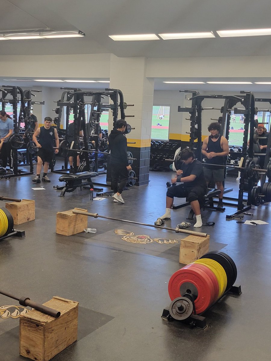 SwhsTigerPL's tweet photo. Must not be leg day, had 6 newbies shown on Bench day. Enough boys for 2 teams and almost 11 girls for a team. #SWStrong https://t.co/O3QLAH5due