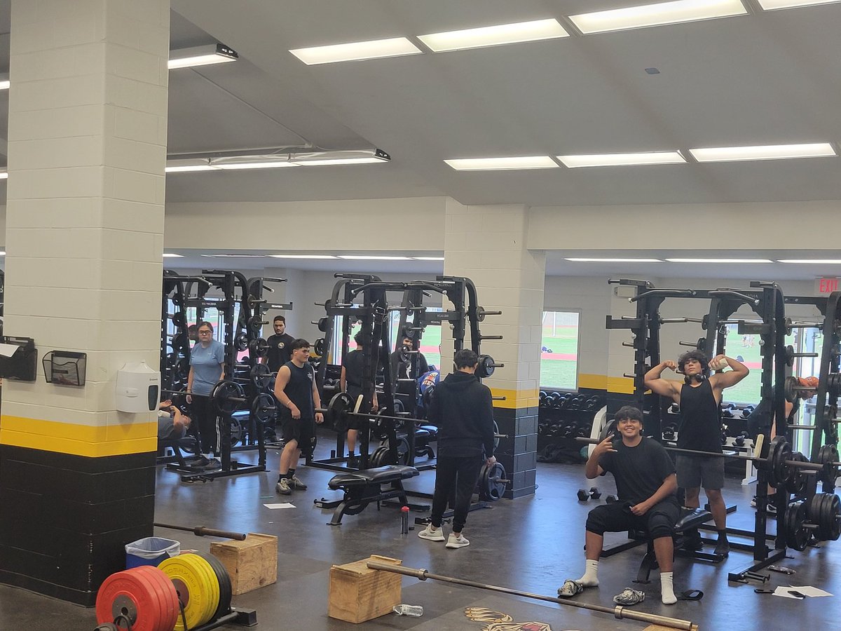 SwhsTigerPL's tweet photo. Must not be leg day, had 6 newbies shown on Bench day. Enough boys for 2 teams and almost 11 girls for a team. #SWStrong https://t.co/O3QLAH5due