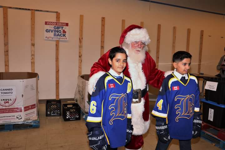 bramptonbits's tweet photo. #giftofgivingback pictures from @GiftofGivingBck with @bramptonhockey and @RegenBrampton and Santa Claus @GeorgeM81327003 https://t.co/aKQwRtpzI7