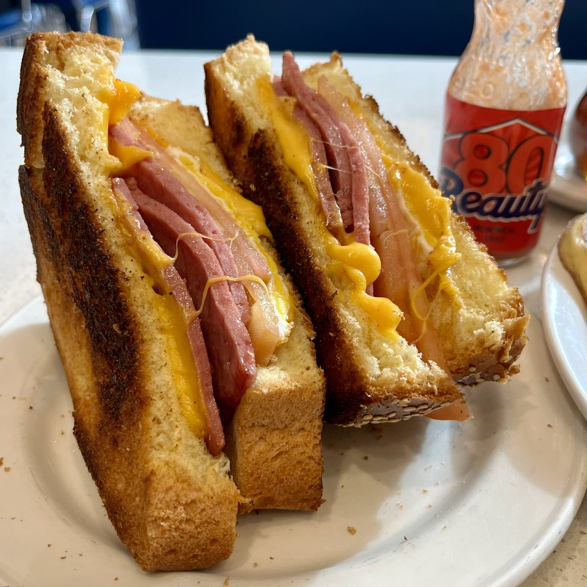 514eats's tweet photo. Weekday brunches are the best brunches. That’s a fact!
.
Pictured here: Beauty’s.
.
#montreal #plateau #plateaumontroyal #avenuemontroyal #diner #luncheonette #jewish #brunch #weekdaybrunch #breakfastsandwich #eggs #sausage #bagel https://t.co/OweFZq4x7u