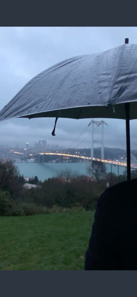 Gidiyorum yakında zaten
                                 Bir daha 
Göremezsin heraLde beni
                                 Yani en azından
Yakın bir zamandan sonra 
                                 Görmiceksin beni...