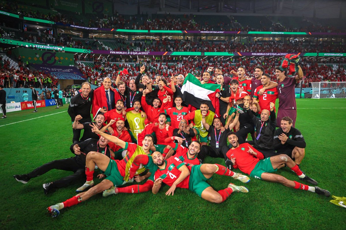 AlmustafaRasha's tweet photo. إنَّنا بشكلٍ عام، مُنحازونَ لكلِّ ما هو عربيّ، لذا ترانا ننهمكُ بالتَّشجيعِ.. لا لفكرةِ الكرةِ وحسب، بل لأنَّ في ذلك العربيِّ ما يُشبهُنا💙
#المغرب_اسبانيا #Morocco #FIFAWorldCup #FIFAWorldCup2022 #MORSPA # https://t.co/SwVwC64tp2