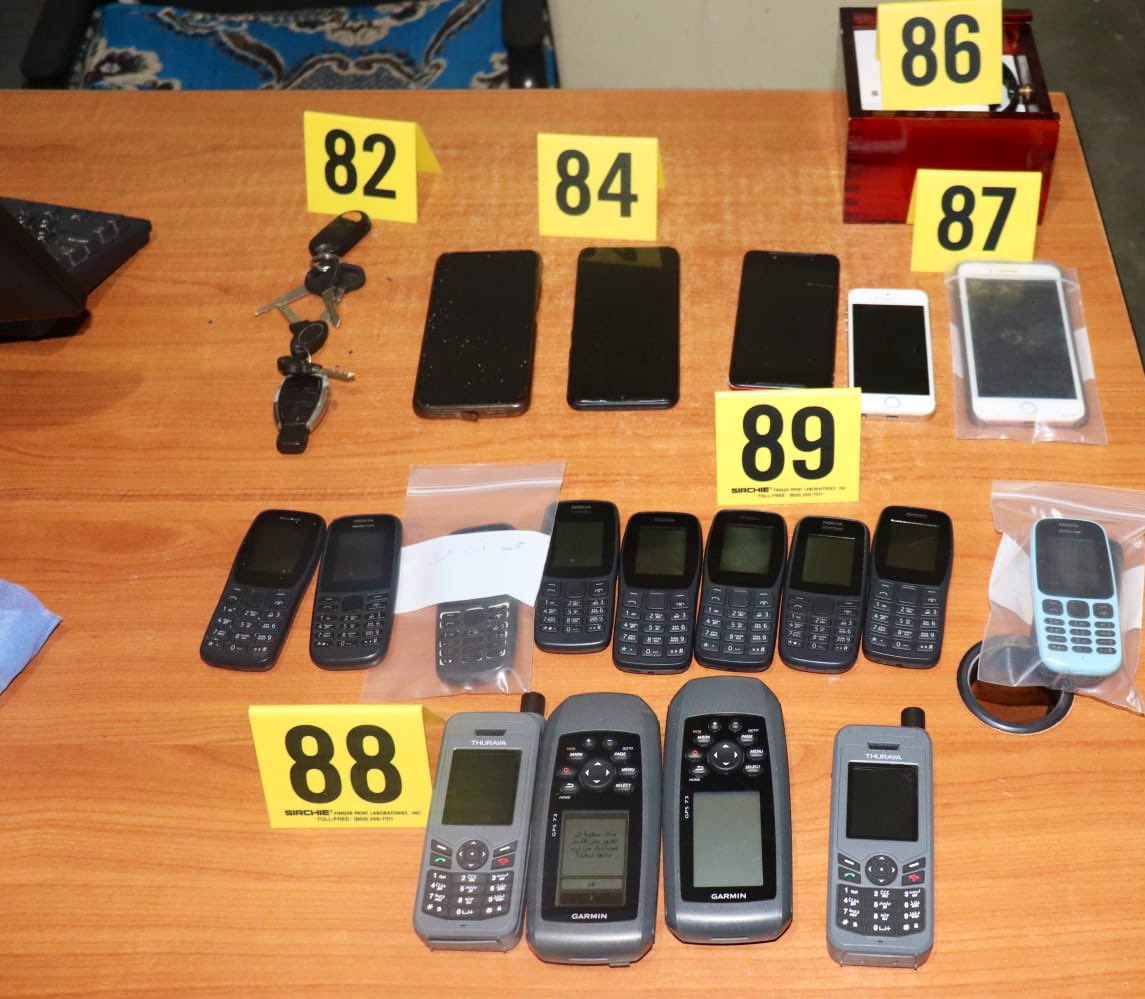 #مكافحة_تهريب_المخدرات 
كلميم.. عملية أمنية مشتركة بين الشرطة القضائية ومصالح المديرية العامة لمراقبة التراب الوطني، تسفر عن إجهاض محاولة للتهريب الدولي لطنين و120 كيلوغرام من مخدر الشيرا، وحجز قارب مطاطي ومعدات تستعمل في الملاحة البحرية.