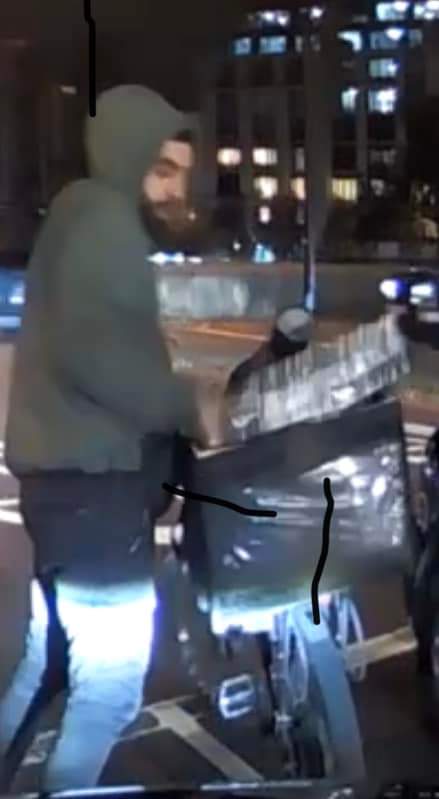 Andyboysnips's tweet photo. @MPSWestminster Well done....now any news on the thug who has attacked two black cab drivers (one on Park Lane couple of weeks ago and one outside Selfridges last week).
He smashed every window in the vehicles with a chain and buckle before turning it on the drivers, he's a delivery rider ⚠️ https://t.co/QRXQmLKQ3E