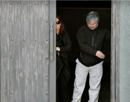 urraburu's tweet image. Argentina: Condenas mínimas de 6 años para #CFK y Lázaro #Baez. Julio #DeVido fue absuelto.  
La vicepresidenta fue inhabilitada para ejercer cargos públicos pero no irá a la cárcel porque tiene fueros. No se habla de embargos
#estatismo = #corrupcion = #AbusoDePoder = #impunidad