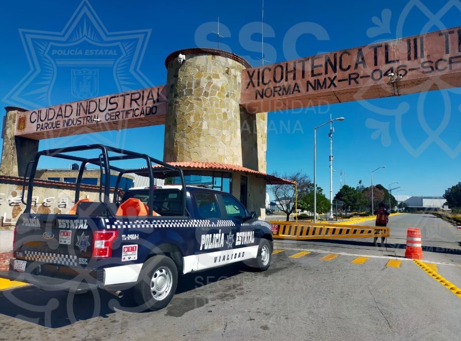 SSC_TLX's tweet photo. #SSC || Como parte de los compromisos que se pactaron con #FIDECIX, la @SSC_TLX refuerza la vigilancia en las zonas industriales para prevenir cualquier hecho ilícito, especialmente durante estas fechas, derivado del pago de prestaciones a las y los trabajadores
#TlaxcalaSeguro https://t.co/aQvAycghr2