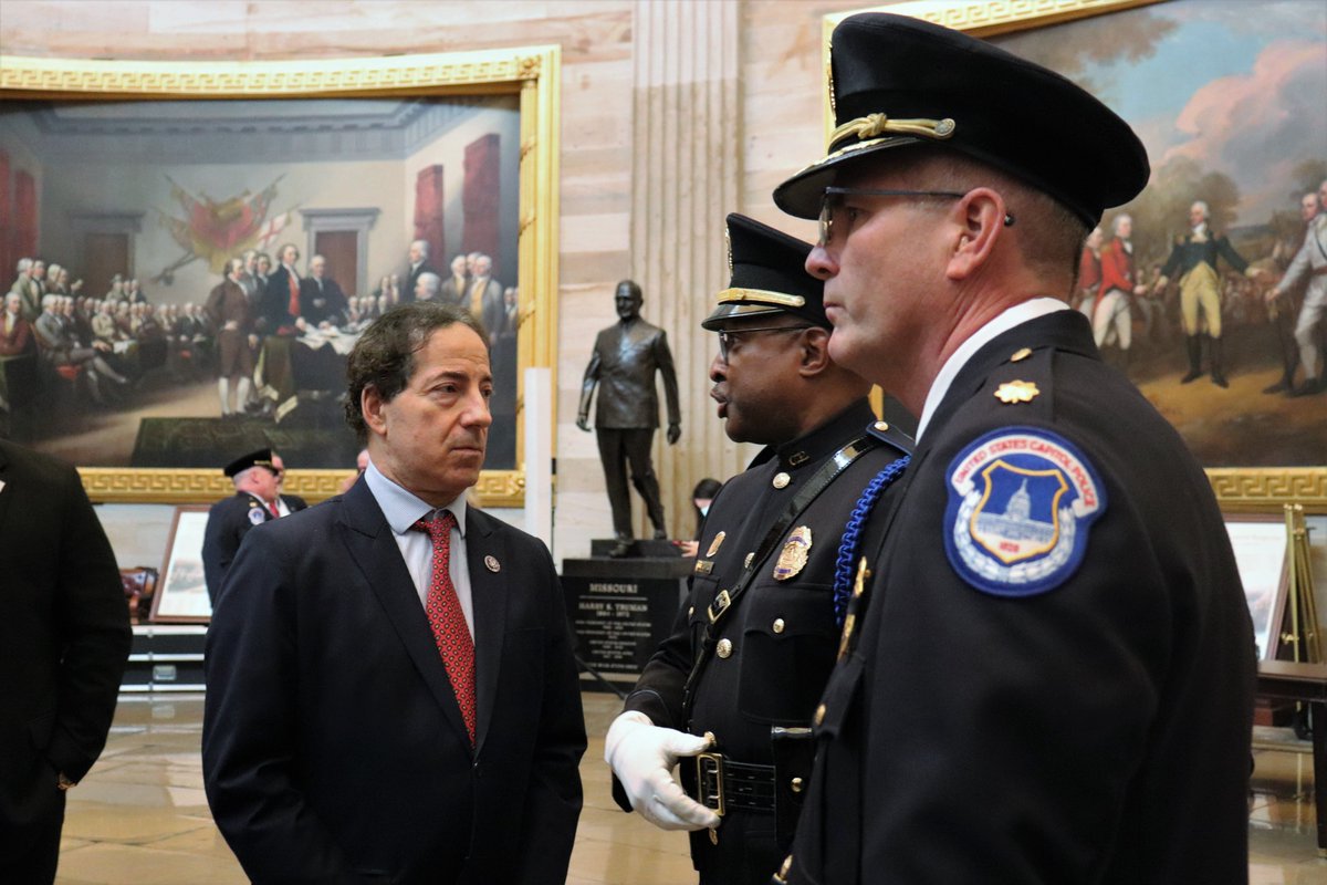 RepRaskin's tweet photo. On January 6th, U.S. Capitol and DC Metropolitan Police officers defended Congress and our democracy against Trump’s rampaging mob, protecting our constitutional order against authoritarianism.
Today, these officers receive the Congressional Gold Medal for valor and courage. https://t.co/aZxy2Tb0gr