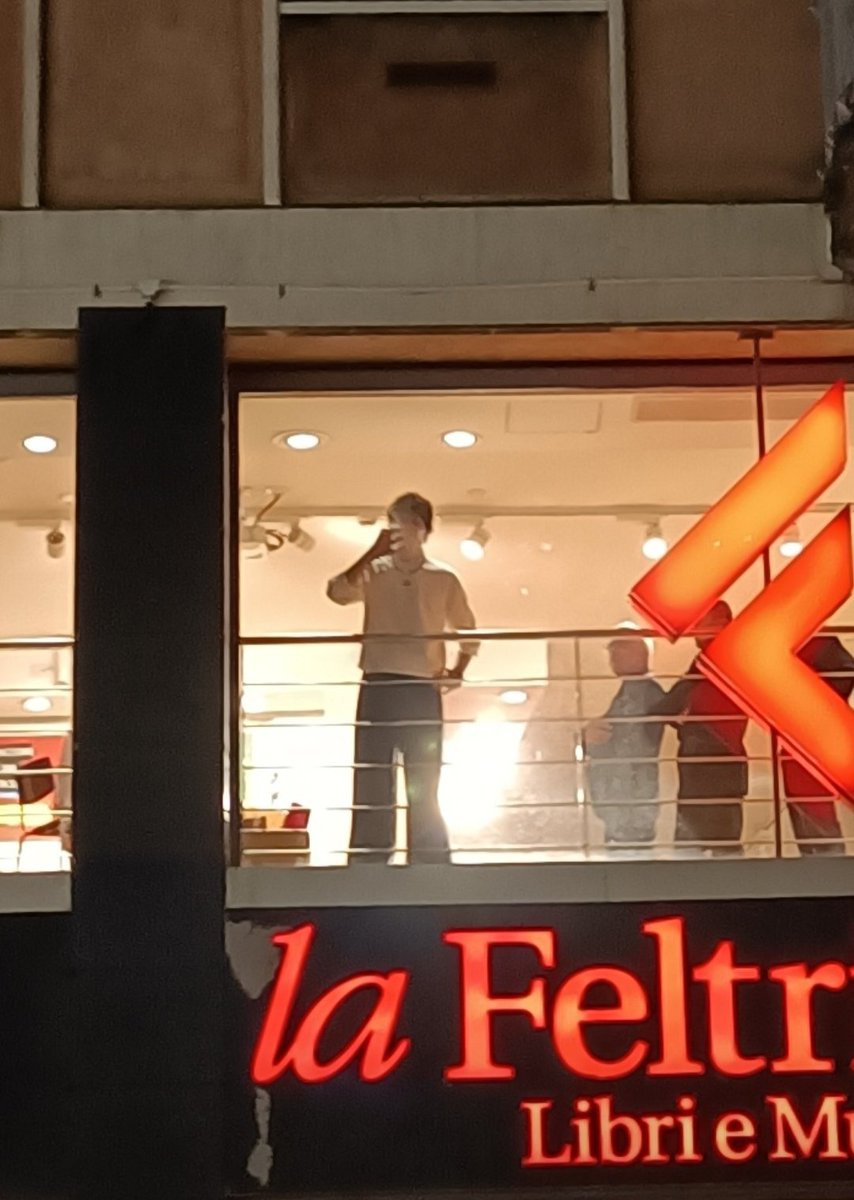 TTermini5's tweet image. Ale che appanna il vetro...poi disegna un cuore...ed infine pulisce...🤣🤣🤣🤣Sei un fenomeno @imalexwyse ..❤️