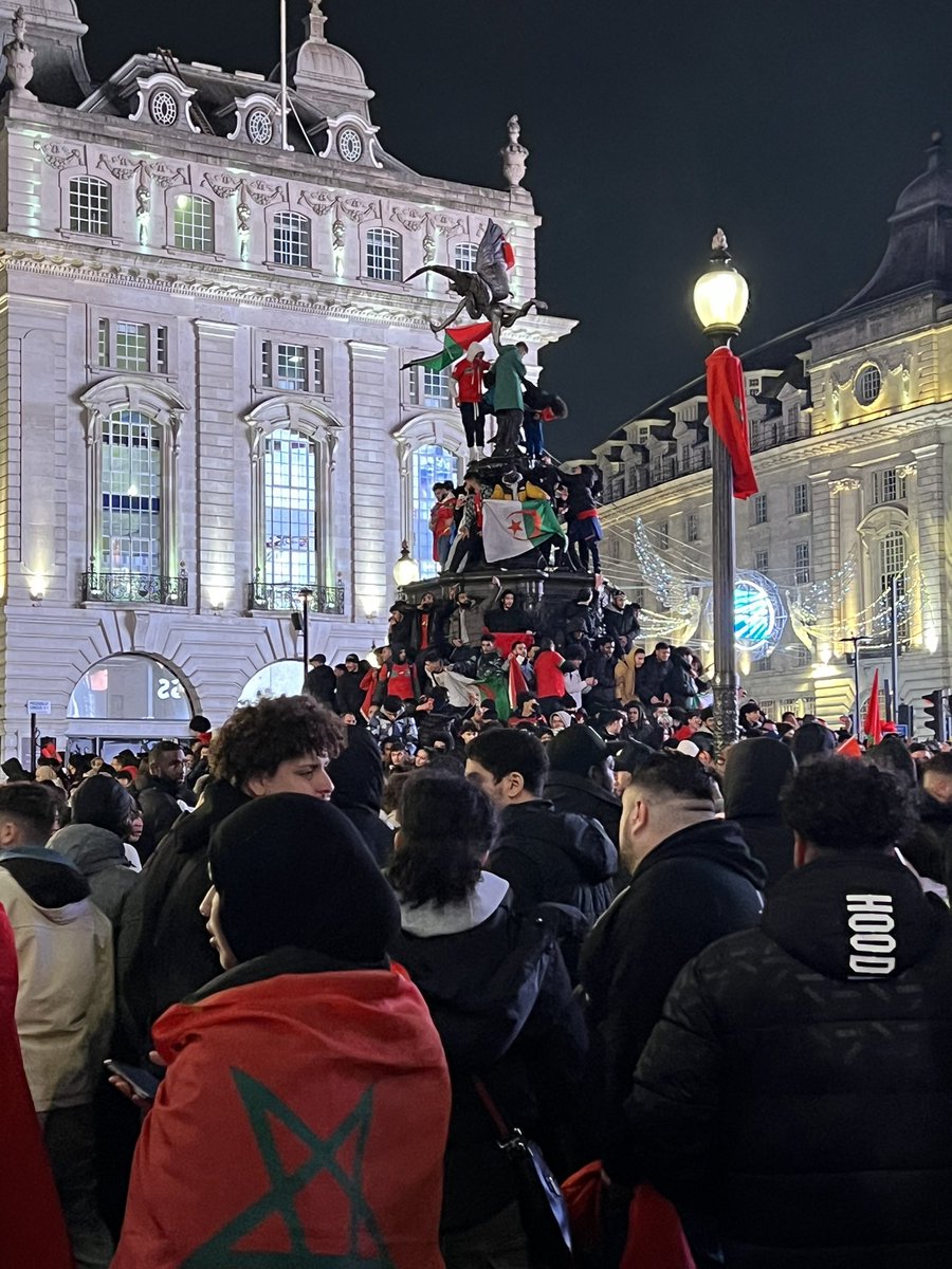 09Zus's tweet photo. Ook in Londen vieren de Marokkanen uitvoerig hun overwinning! #MORSPA #QatarWorldCup2022 #fireworks @MIDMIDpodcast https://t.co/VZde8CZ4qy