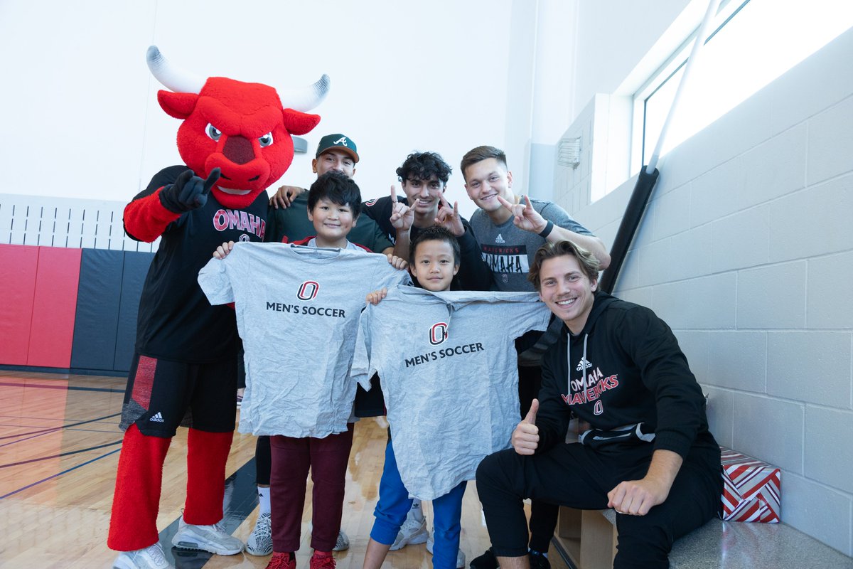 𝕊𝕟𝕠𝕨 𝕕𝕒𝕪 𝕨𝕚𝕥𝕙 𝕥𝕙𝕖 𝕄𝕒𝕧𝕤 ❄️☃️🎁

Every year, our student-athletes fundraise to sponsor a local child and treat them to a special day out of the classroom! This year, each little friend of ours was able to take home $150 worth of presents &amp; a day full of memories!