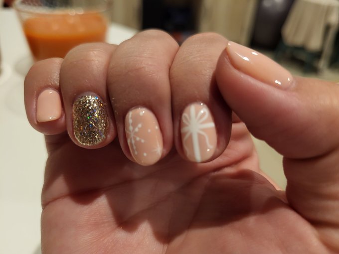 Cute little holiday mani ❄️ https://t.co/2HsnOLQwHf
