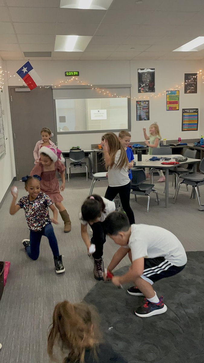 KellyBraun6's tweet image. @KISDMathSquad #MathKISDMonthlyChallenge Kids had fun showing what they know and evaluating each other’s answer through the Think and throw strategy!