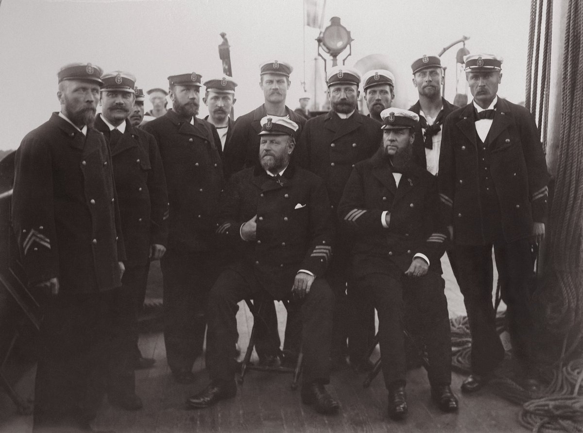 Avslutar dagen med ett guldkorn från <a href="/Sjohistoriska/">Sjöhistoriska</a>’s samlingar - en ”fröjdig” bild på delar besättningen på kungajakten Drott, sommaren 1894.

#Arkiv #Foto #Sjöhistoriska