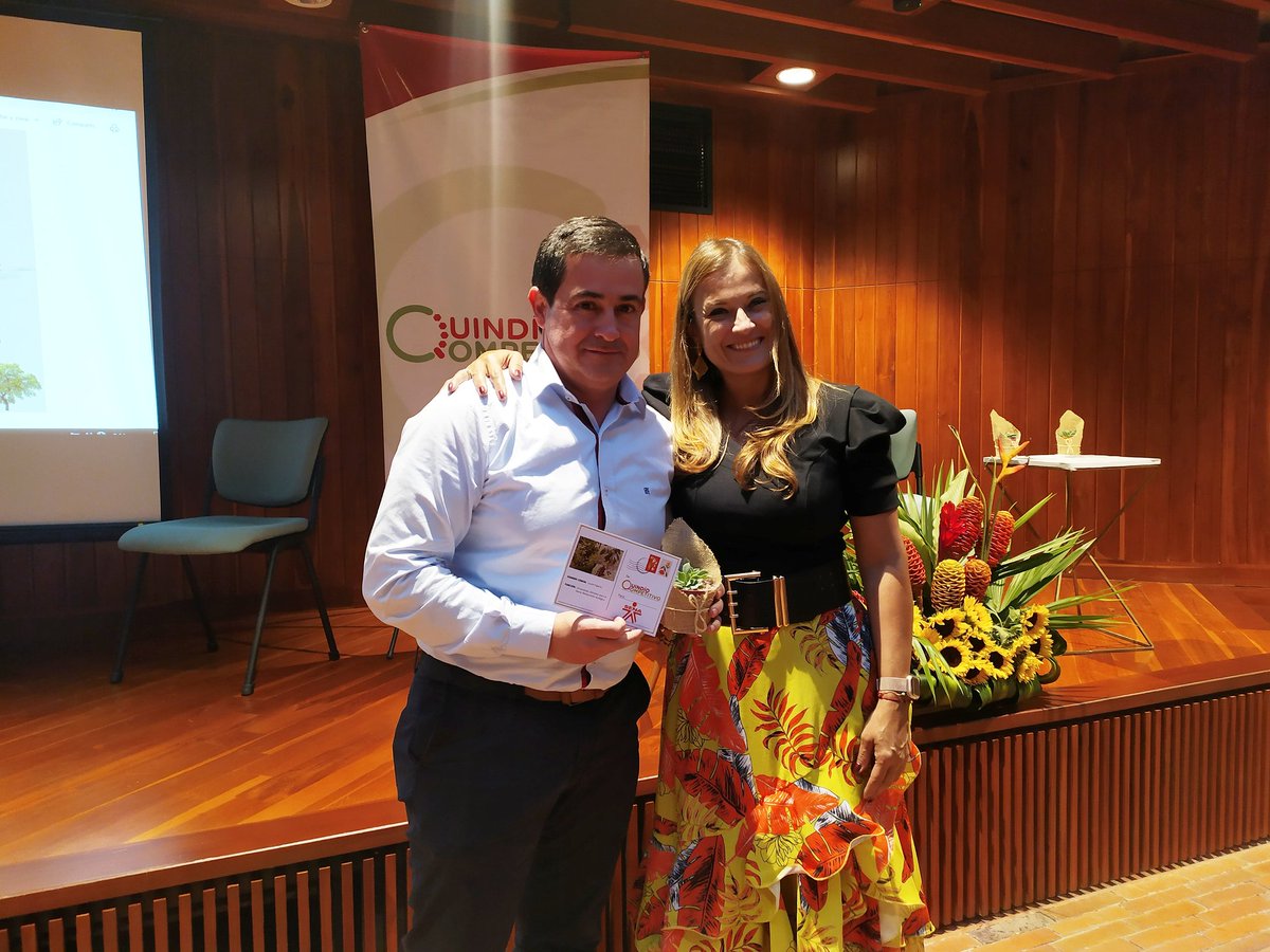 SENAQuindio's tweet photo. #Felicitaciones 

💚✅El equipo de la Asociación Regional Quindío Competitivo, en marco del encuentro periódico de su junta directiva, hace entrega de reconocimiento a Carlos Fabio Álvarez Ángel, Director del SENA Regional Quindío. https://t.co/VN8ZlWYybK