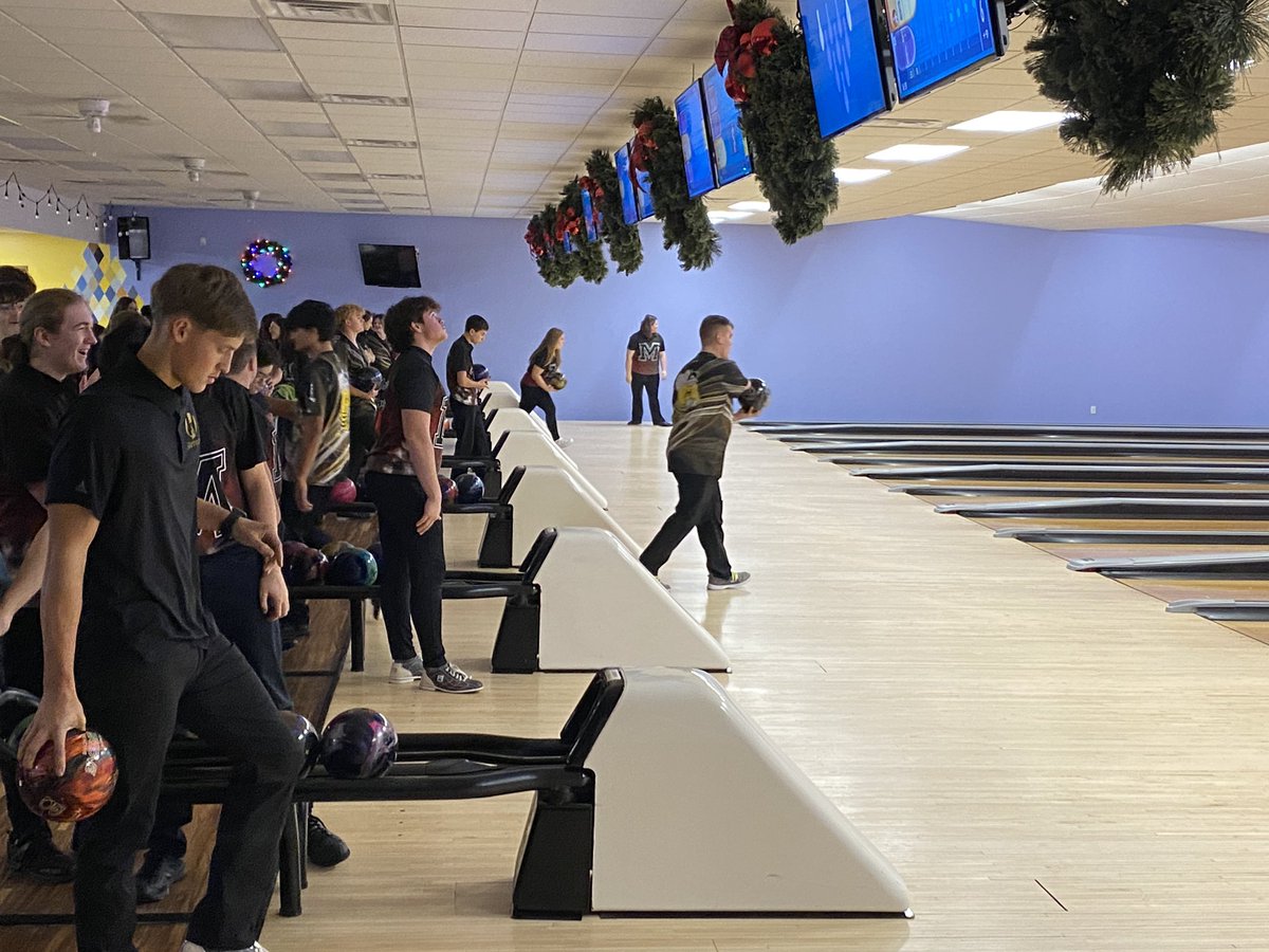 It’s #BowlingNight in Harvard as your #Hornets are taking on the Indians from Marengo at J’s Lanes. Stop by and cheer on your favorite bowler. #KRC