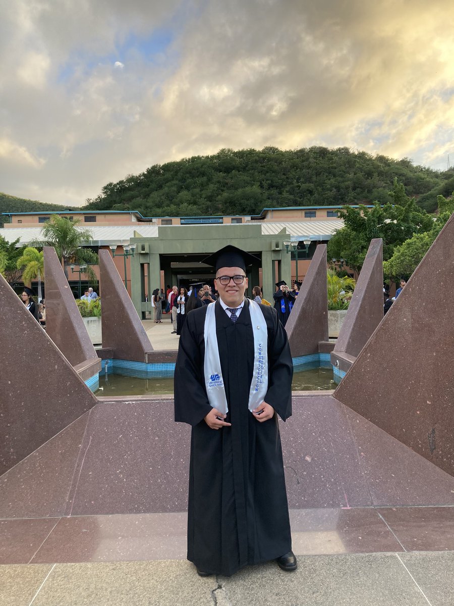 Milleralvinom's tweet photo. Lo logré, soy licenciado en Comunicación Social. 

Uno de mis sueños de adolescente materializado a mis 22 años. 

Viva el periodismo y quienes amamos informar.

Viva la U, viva la U, viva la Universidad. https://t.co/CbqrlFVhgA