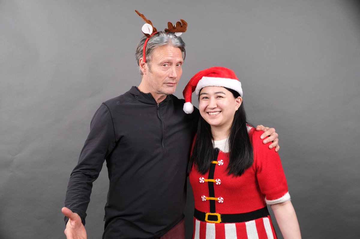 aliceyan19's tweet photo. Why did I have to be so weird and do this? I'm sorry that I cannot function like a regular person when I'm near Mads Mikkelsen.

On the plus side, I feel I created my own mini Hannibal Christmas special where he meets Santa and their reindeer, gets a gift and then eats a rude elf https://t.co/YJrk1ZhKDX