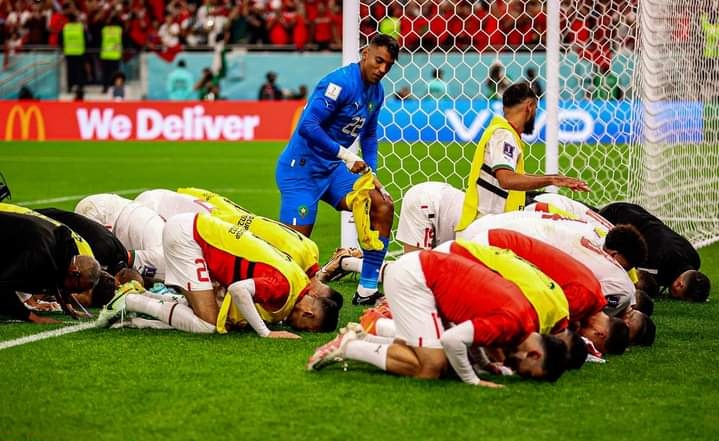 Fas Milli Takımı, dünyanın en iyi takımlarından olduğu iddia edilen İspanya'yı 3-0 yenerek Dünya Kupası'nda çeyrek finale yükseldi. Faslı futbolcular galibiyeti secdeye giderek kutladı.