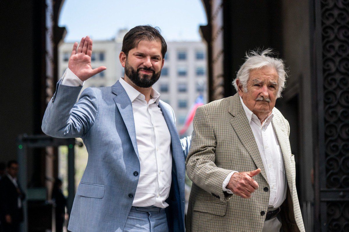 GabrielBoric's tweet photo. Un honor y alegría recibir en nuestra Casa de Gobierno al ex Presidente de Uruguay, Pepe Mujica, luchador social y de la vida que ha sido muy generoso compartiendo su experiencia y humildad. https://t.co/elpMhI1p7E