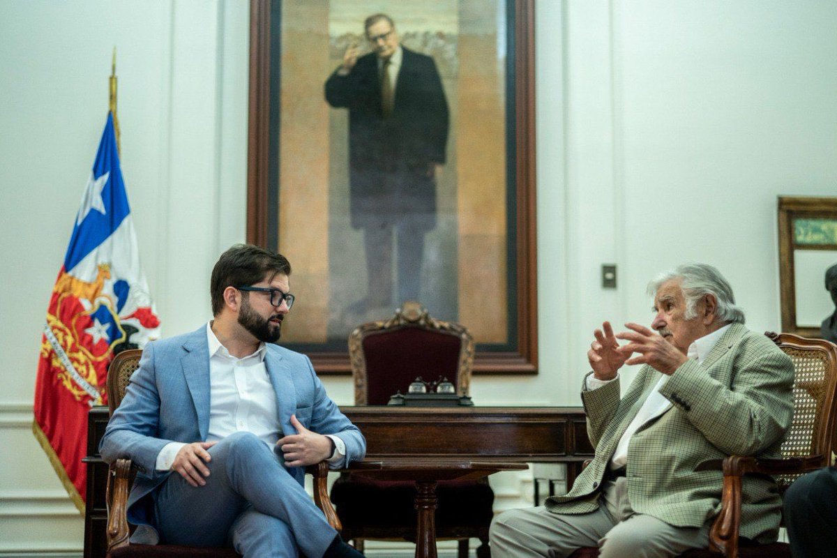 GabrielBoric's tweet photo. Un honor y alegría recibir en nuestra Casa de Gobierno al ex Presidente de Uruguay, Pepe Mujica, luchador social y de la vida que ha sido muy generoso compartiendo su experiencia y humildad. https://t.co/elpMhI1p7E