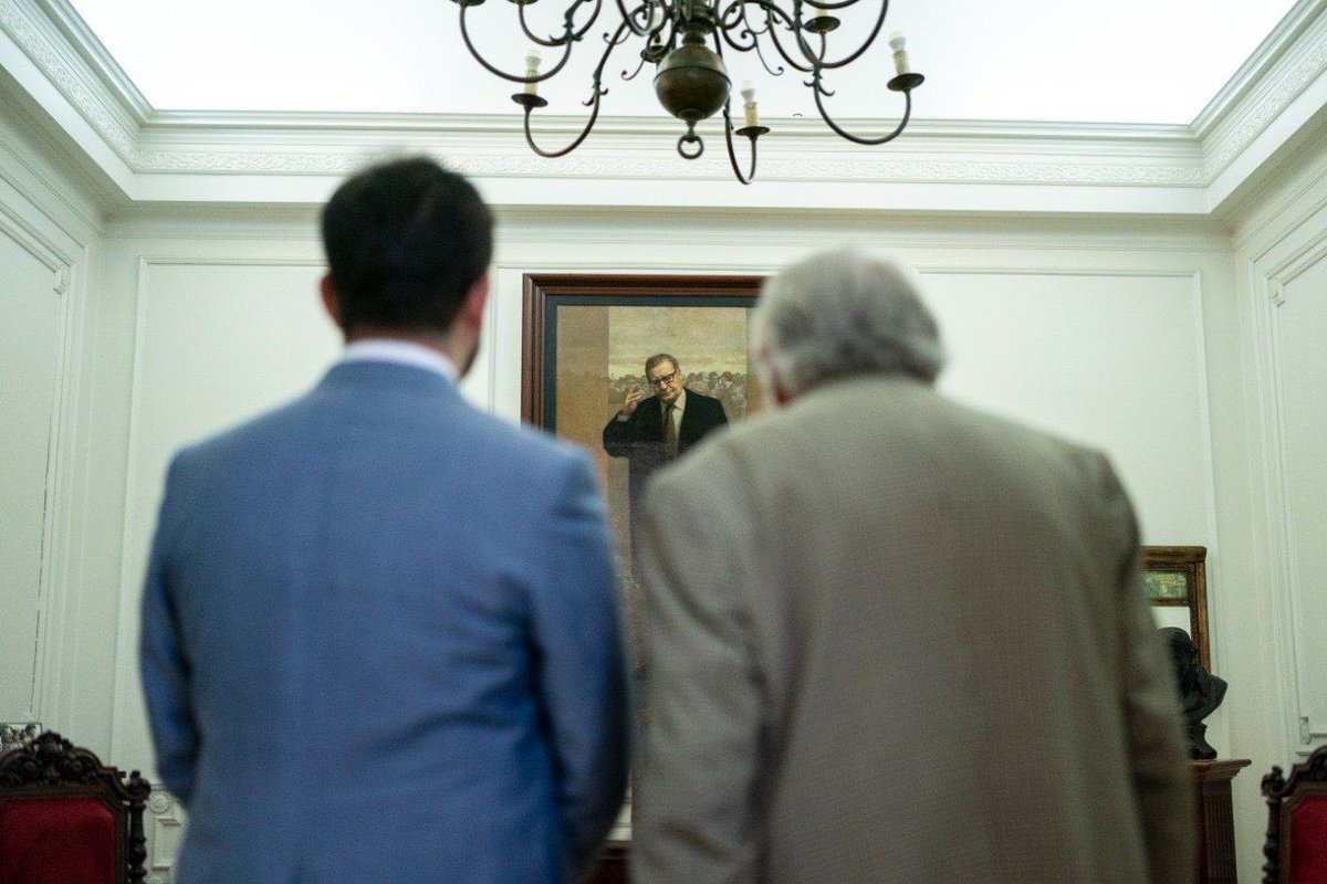 GabrielBoric's tweet photo. Un honor y alegría recibir en nuestra Casa de Gobierno al ex Presidente de Uruguay, Pepe Mujica, luchador social y de la vida que ha sido muy generoso compartiendo su experiencia y humildad. https://t.co/elpMhI1p7E